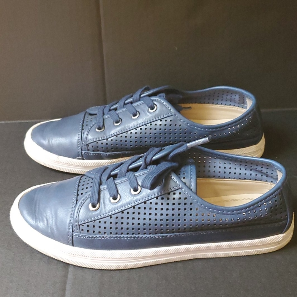🚚Calvin klein blue marigold sneakers size 7.5